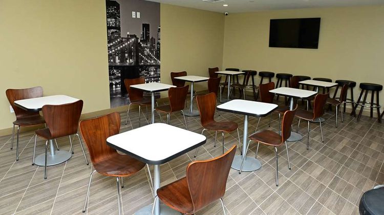 Super 8 Wyndham Bronx Botanical Garden Restaurant