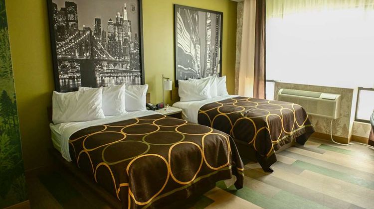 Super 8 Wyndham Bronx Botanical Garden Room