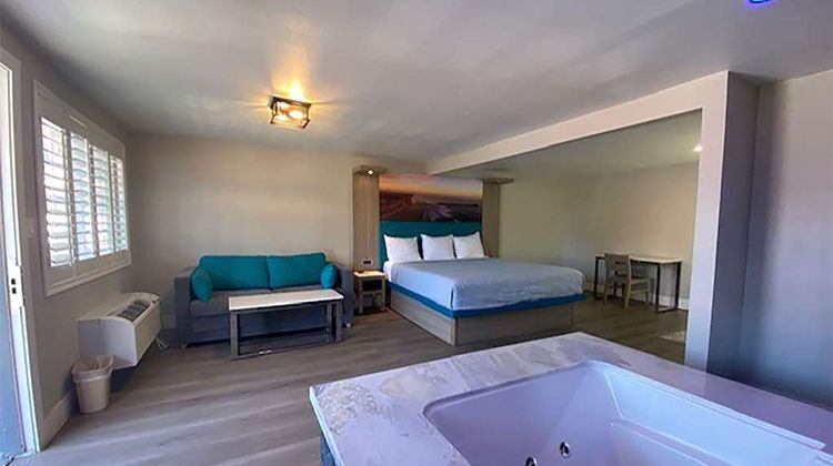 Super 8 by Wyndham Oceanside Downtown Room