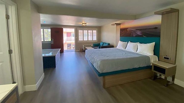 Super 8 by Wyndham Oceanside Downtown Room