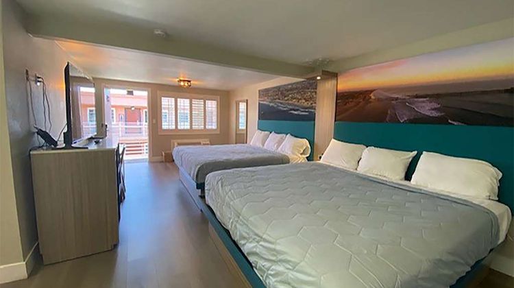 Super 8 by Wyndham Oceanside Downtown Room