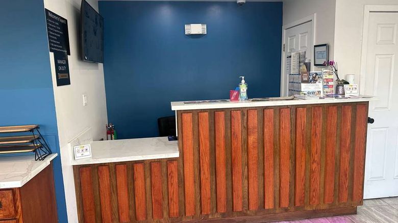 <b>Super 8 by Wyndham Oceanside Downtown Lobby</b>. Images powered by <a href="https://iceportal.shijigroup.com/" title="IcePortal" target="_blank">IcePortal</a>.