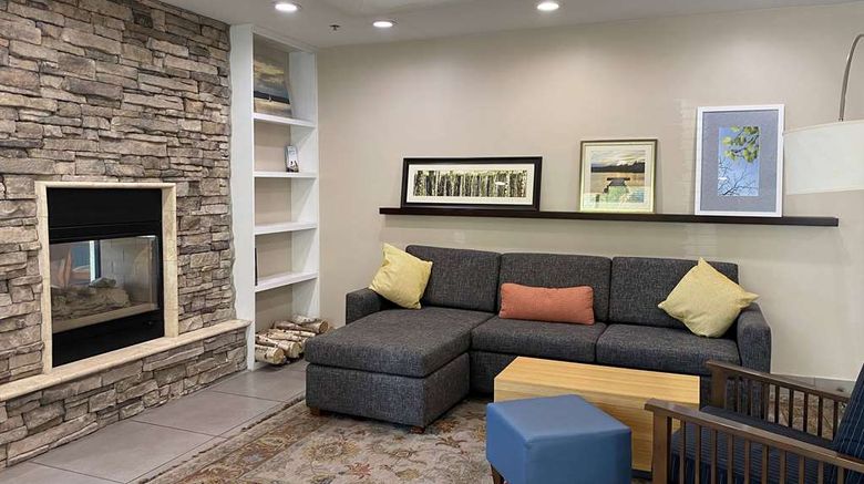 <b>Wingate by Wyndham Chandler Lobby</b>. Images powered by <a href="https://iceportal.shijigroup.com/" title="IcePortal" target="_blank">IcePortal</a>.