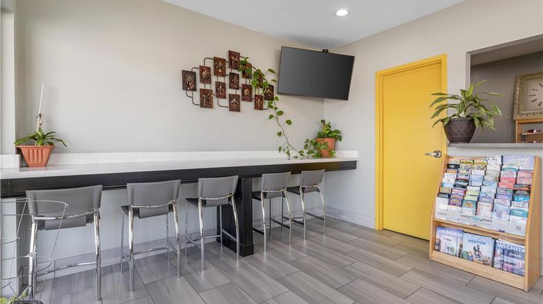 <b>SureStay Hotel by Best Western McAlester Lobby</b>. Images powered by <a href="https://iceportal.shijigroup.com/" title="IcePortal" target="_blank">IcePortal</a>.
