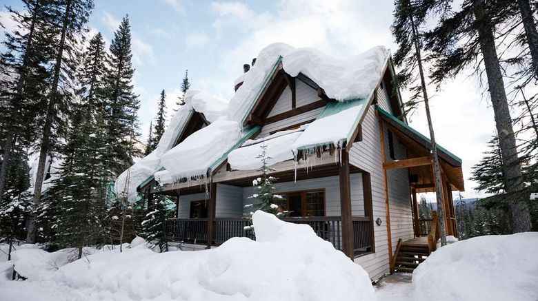 <b>Emerald Lake Lodge Exterior</b>. Images powered by <a href="https://iceportal.shijigroup.com/" title="IcePortal" target="_blank">IcePortal</a>.