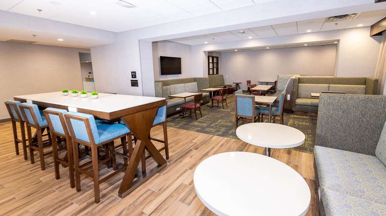 <b>Hampton Inn Selma Lobby</b>. Images powered by <a href="https://iceportal.shijigroup.com/" title="IcePortal" target="_blank">IcePortal</a>.