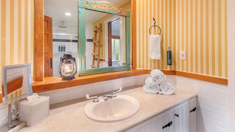 <b>Hilton Grand Vacations Club Tremblant Room</b>. Images powered by <a href="https://iceportal.shijigroup.com/" title="IcePortal" target="_blank">IcePortal</a>.