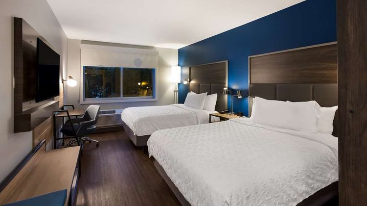 Tru by Hilton Traverse City Room
