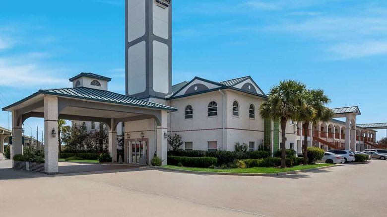 <b>Quality Inn & Suites Houston Exterior</b>. Images powered by <a href="https://iceportal.shijigroup.com/" title="IcePortal" target="_blank">IcePortal</a>.
