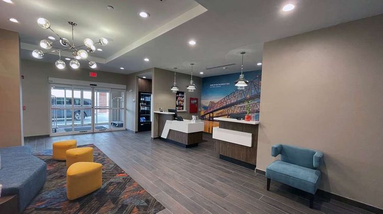 La Quinta Inn & Suites by Wyndham Sulphur Lobby