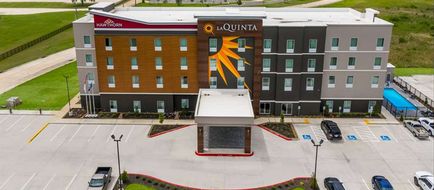 La Quinta Inn & Suites by Wyndham Sulphur Exterior