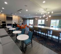 La Quinta Inn & Suites by Wyndham Sulphur Lobby