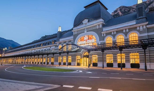 Canfranc Estacion,a Royal Hideaway Hotel Exterior