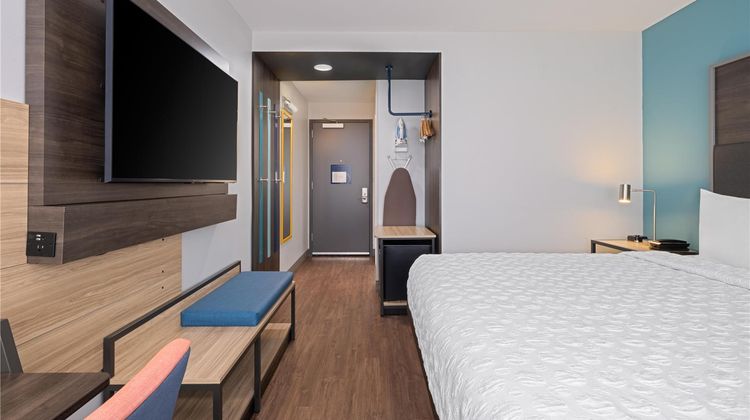 Tru by Hilton Miramar Room