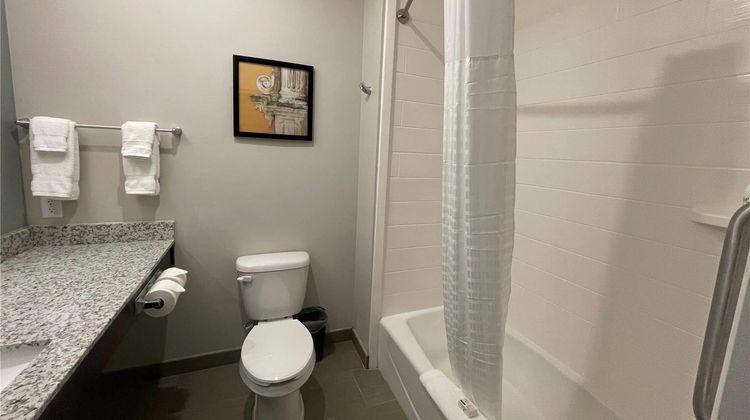 Hawthorn Suites by Wyndham Sulphur Room