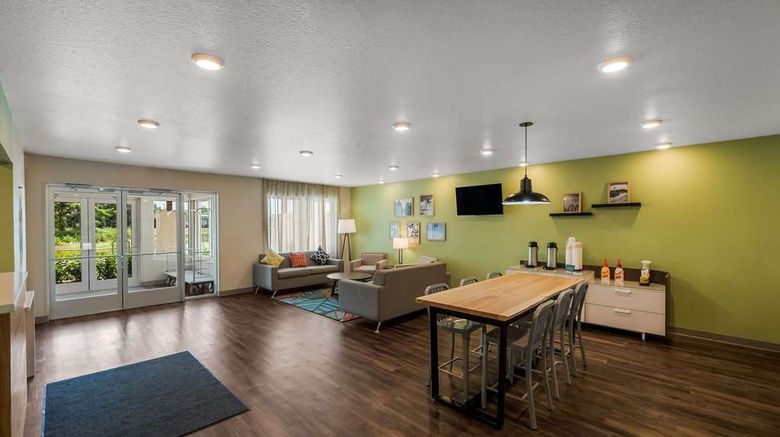 <b>WoodSpring Suites West Palm Beach Lobby</b>. Images powered by <a href="https://iceportal.shijigroup.com/" title="IcePortal" target="_blank">IcePortal</a>.