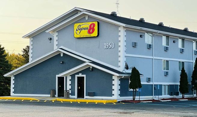 Super 8 by Wyndham Benton Harbor Exterior