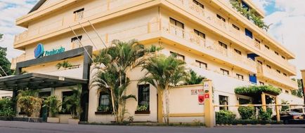 Peninsula Hotel Exterior
