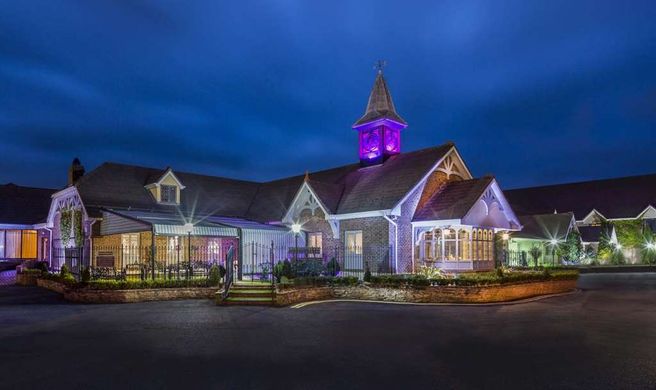 Treacys Oakwood Hotel Exterior