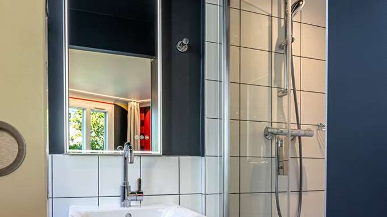 <b>Graphik Montparnasse Hotel Room</b>. Images powered by <a href="https://iceportal.shijigroup.com/" title="IcePortal" target="_blank">IcePortal</a>.