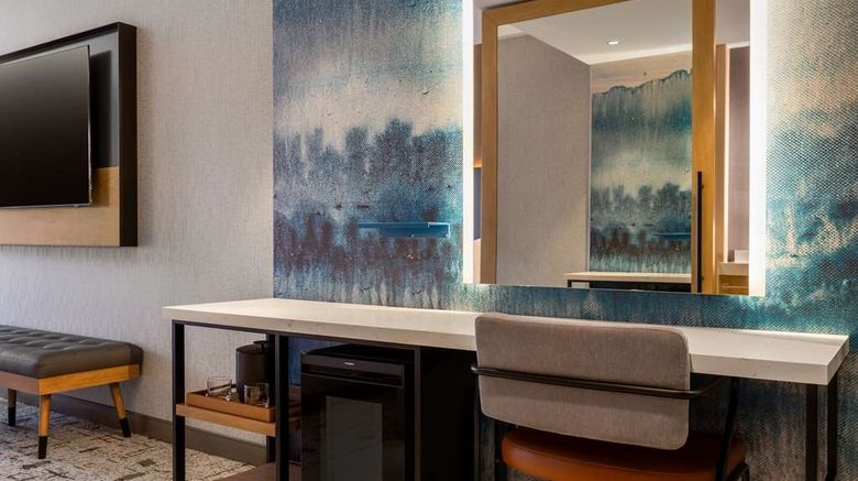 <b>Tempo by Hilton Louisville Downtown NuLu Room</b>. Images powered by <a href="https://iceportal.shijigroup.com/" title="IcePortal" target="_blank">IcePortal</a>.