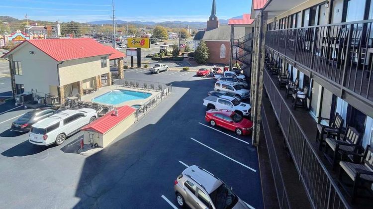 Super 8 by Wyndham Pigeon Forge Downtown Exterior