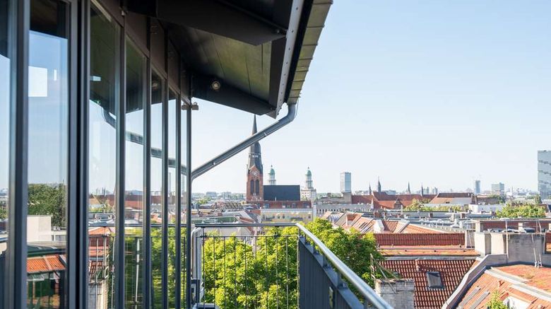 <b>sly Berlin Recreation</b>. Images powered by <a href="https://iceportal.shijigroup.com/" title="IcePortal" target="_blank">IcePortal</a>.