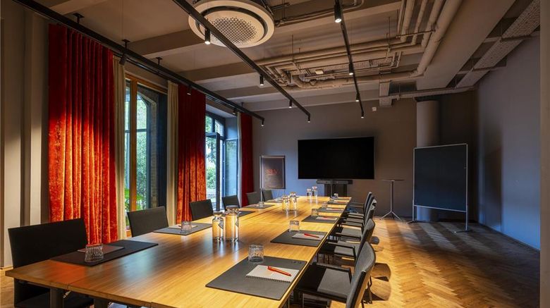 <b>sly Berlin Meeting</b>. Images powered by <a href="https://iceportal.shijigroup.com/" title="IcePortal" target="_blank">IcePortal</a>.