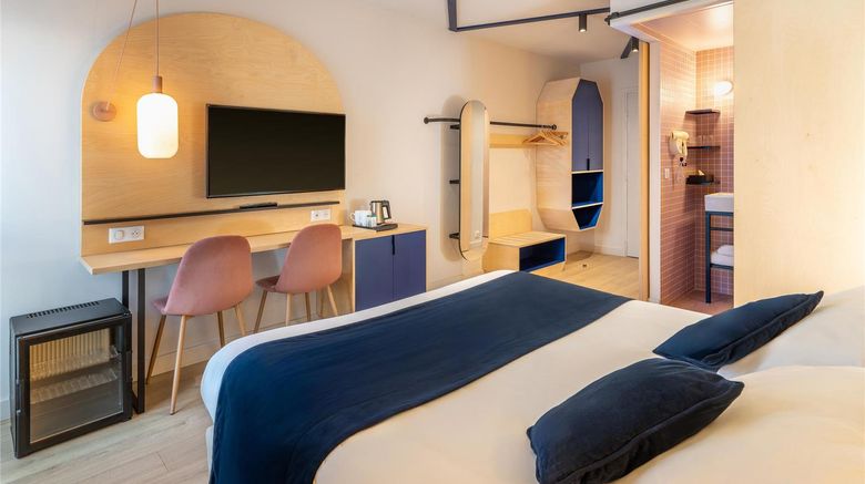 <b>Urban Hotel Room</b>. Images powered by <a href="https://iceportal.shijigroup.com/" title="IcePortal" target="_blank">IcePortal</a>.