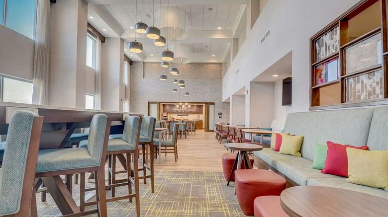 <b>Hampton Inn and Suites Ark Encounter Lobby</b>. Images powered by <a href="https://iceportal.shijigroup.com/" title="IcePortal" target="_blank">IcePortal</a>.