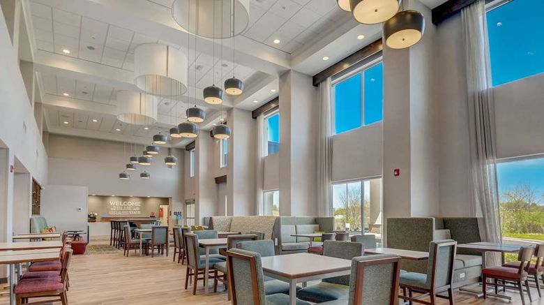 <b>Hampton Inn and Suites Ark Encounter Lobby</b>. Images powered by <a href="https://iceportal.shijigroup.com/" title="IcePortal" target="_blank">IcePortal</a>.