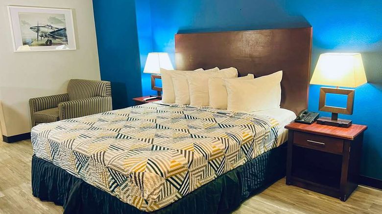 <b>Baymont by Wyndham Ridgecrest Room</b>. Images powered by <a href="https://iceportal.shijigroup.com/" title="IcePortal" target="_blank">IcePortal</a>.