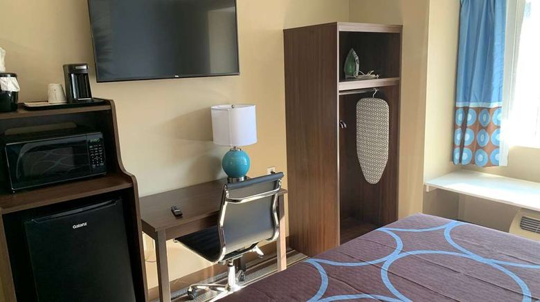 <b>Super 8 by Wyndham Joliet Room</b>. Images powered by <a href="https://iceportal.shijigroup.com/" title="IcePortal" target="_blank">IcePortal</a>.