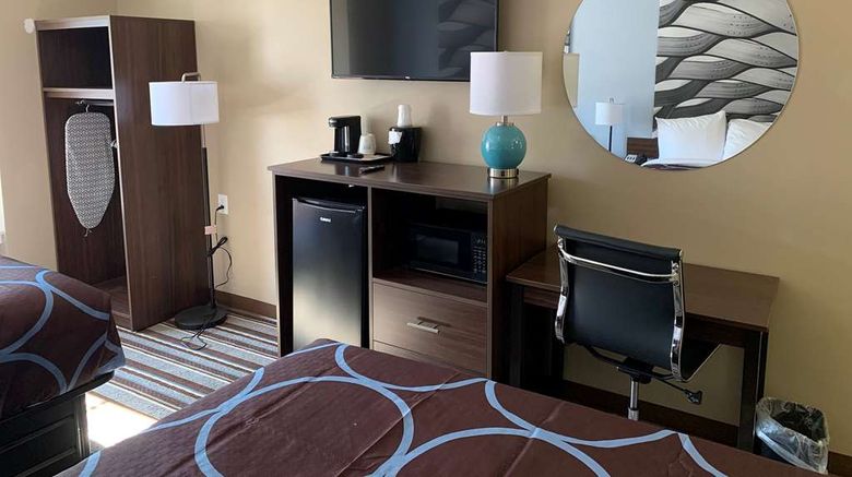 <b>Super 8 by Wyndham Joliet Room</b>. Images powered by <a href="https://iceportal.shijigroup.com/" title="IcePortal" target="_blank">IcePortal</a>.