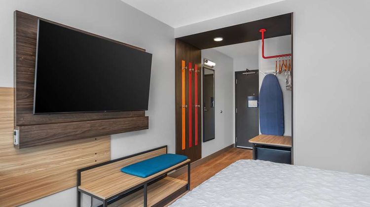 Tru by Hilton Janesville Room
