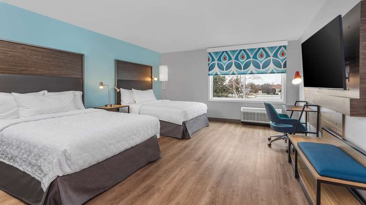 Tru by Hilton Janesville Room