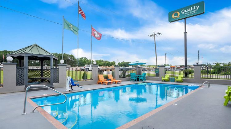 Quality Inn & Suites Pool