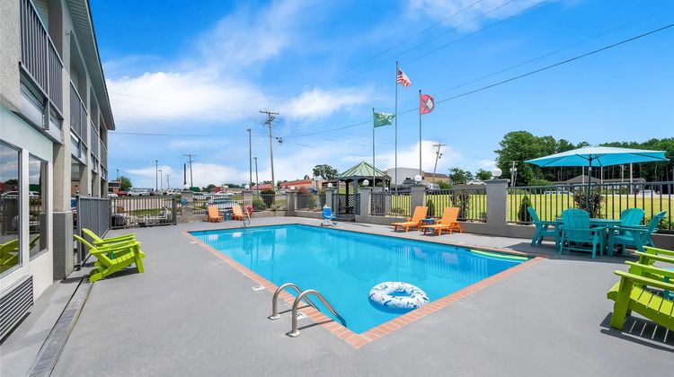 Quality Inn & Suites Pool