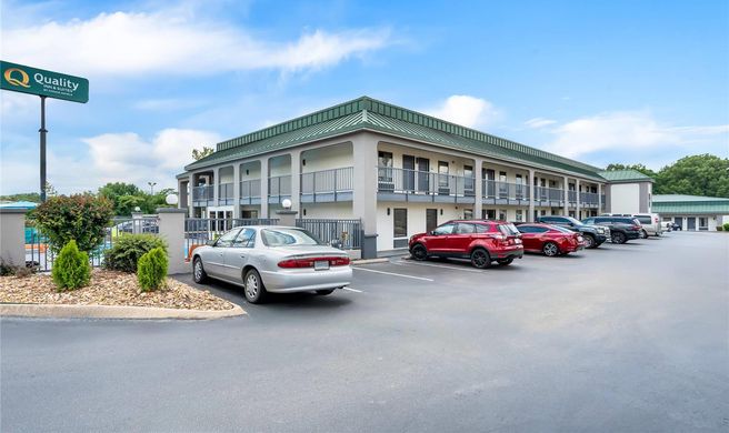 Quality Inn & Suites Exterior