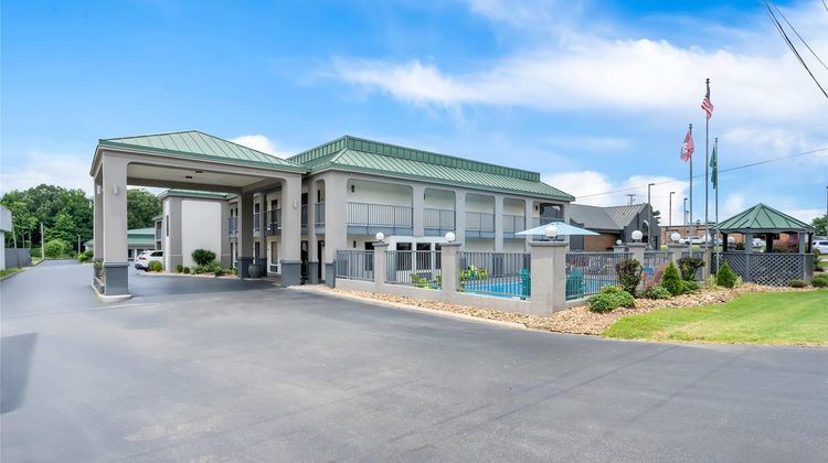 Quality Inn & Suites Exterior