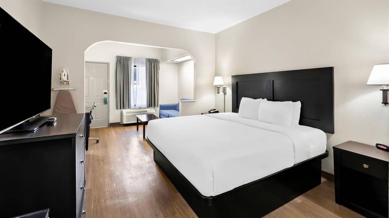 <b>Quality Inn & Suites Suite</b>. Images powered by <a href="https://iceportal.shijigroup.com/" title="IcePortal" target="_blank">IcePortal</a>.