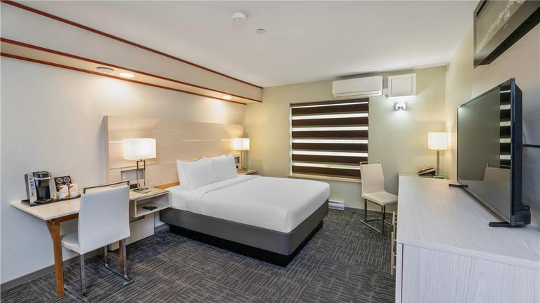 <b>Quality Inn Sunshine Suites Room</b>. Images powered by <a href="https://iceportal.shijigroup.com/" title="IcePortal" target="_blank">IcePortal</a>.
