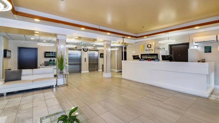 Quality Inn Sunshine Suites Lobby