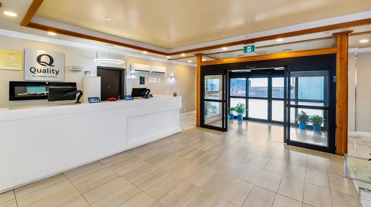 Quality Inn Sunshine Suites Lobby