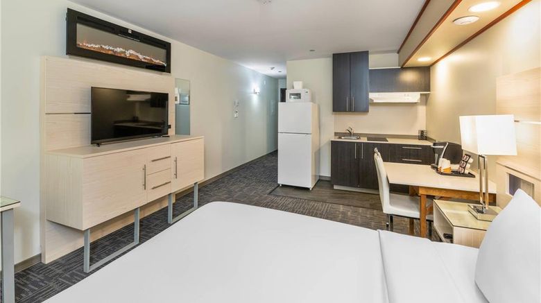 <b>Quality Inn Sunshine Suites Room</b>. Images powered by <a href="https://iceportal.shijigroup.com/" title="IcePortal" target="_blank">IcePortal</a>.