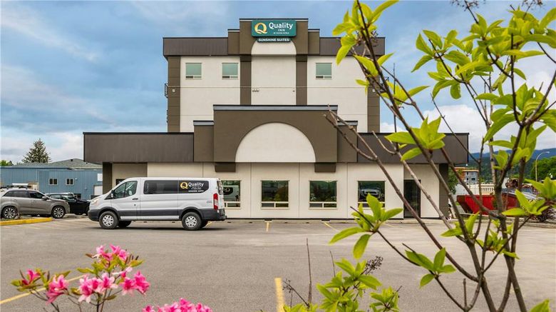 <b>Quality Inn Sunshine Suites Exterior</b>. Images powered by <a href="https://iceportal.shijigroup.com/" title="IcePortal" target="_blank">IcePortal</a>.