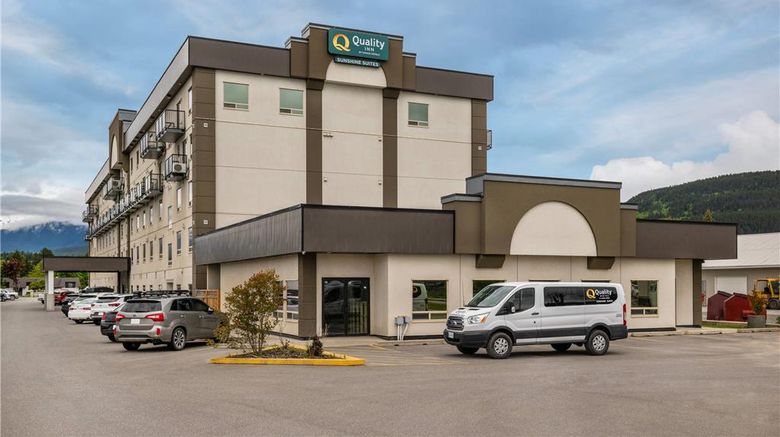 <b>Quality Inn Sunshine Suites Exterior</b>. Images powered by <a href="https://iceportal.shijigroup.com/" title="IcePortal" target="_blank">IcePortal</a>.