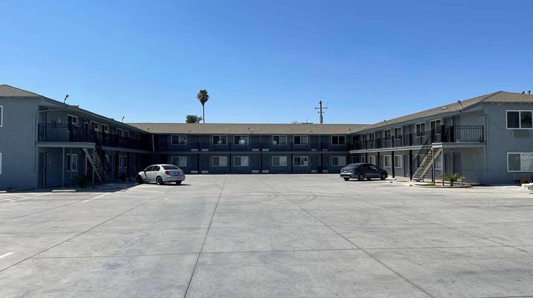 Super 8 by Wyndham Bakersfield Exterior