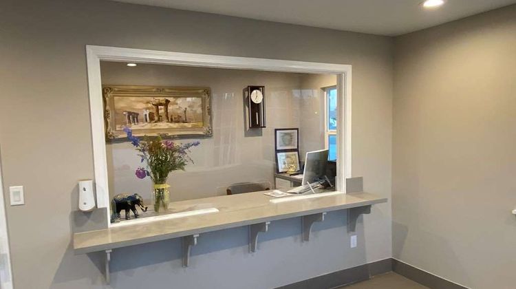 Super 8 by Wyndham Bakersfield Lobby