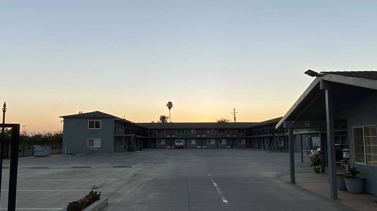 Super 8 by Wyndham Bakersfield Exterior